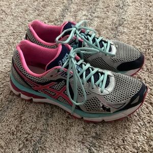 ASICS GT-2000 women’s sneakers